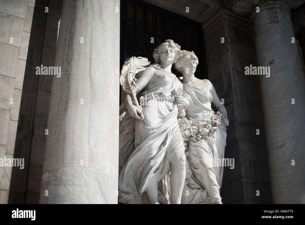 Palacio De Bellas Artes sculture allegoriche città del Messico // CITTÀ DEL MESSICO, Messico - due sculture allegoriche femminili dell'artista italiano Leonardo Bistolfi, che rappresentano musica e ispirazione, adornano la facciata del Palacio de Bellas Artes. Queste figure classiche completano la nascita di Venere lunetta di Bistolfi, che simboleggia l'armonia, posizionata nel frontone ad arco direttamente sopra l'ingresso. Le sculture fanno parte del programma decorativo originale del palazzo all'inizio del XX secolo, creato quando l'edificio è stato progettato come il principale luogo culturale del Messico. Il Palacio de Bellas Artes Foto Stock