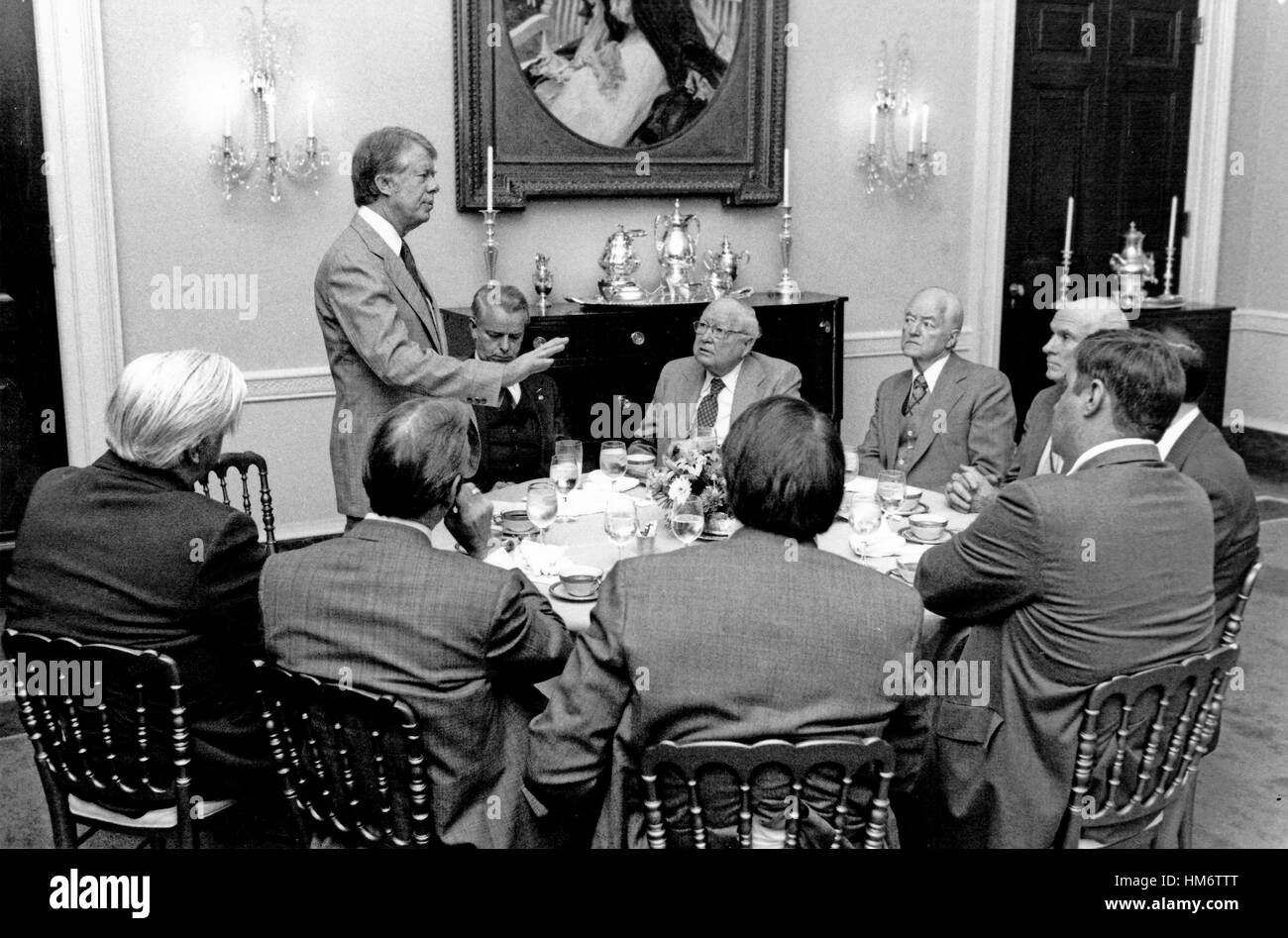 Il Presidente degli Stati Uniti Jimmy Carter affronta i membri del congresso democratico Leadership prima colazione al primo piano sala da pranzo privata della Casa Bianca di Washington il 25 gennaio 1977. Visibile da sinistra a destra: Altoparlante della US Hous Foto Stock