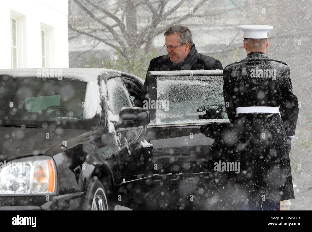 Ex Governatore della Florida Jeb Bush si diparte l'ala ovest della casa bianca dopo che lui e suo padre, ex presidente degli Stati Uniti George H.W. Bush si è incontrato con gli Stati Uniti Il presidente Barack Obama a Washington D.C. il Sabato, 30 gennaio 2010. .Credito: Alexis C. G Foto Stock