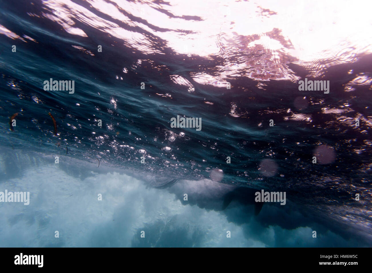 Sotto l'acqua vista di bolle nel mare Foto Stock