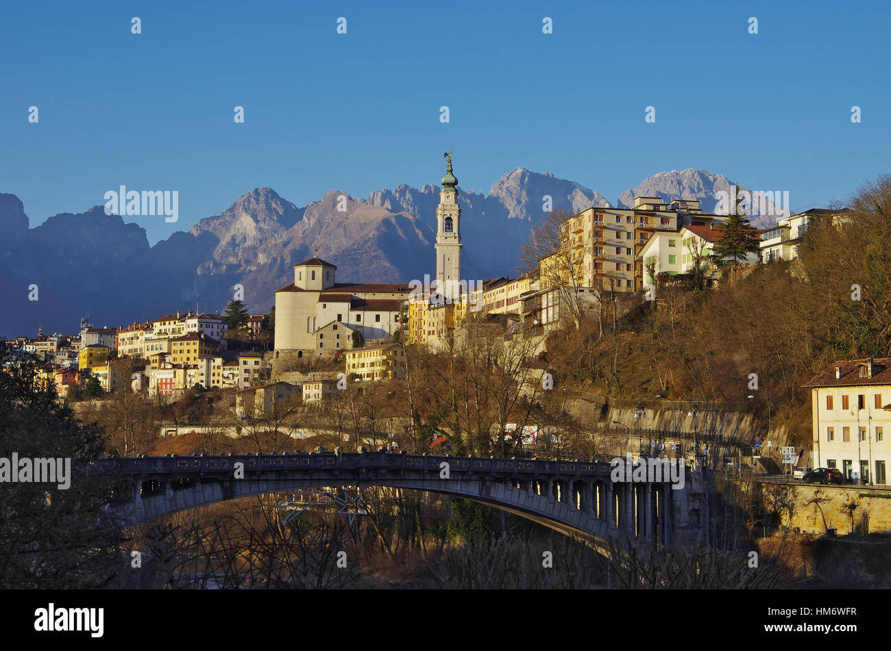 Il centro storico di Belluno con la torre campanaria e il Mt.Schiara in background. Foto Stock