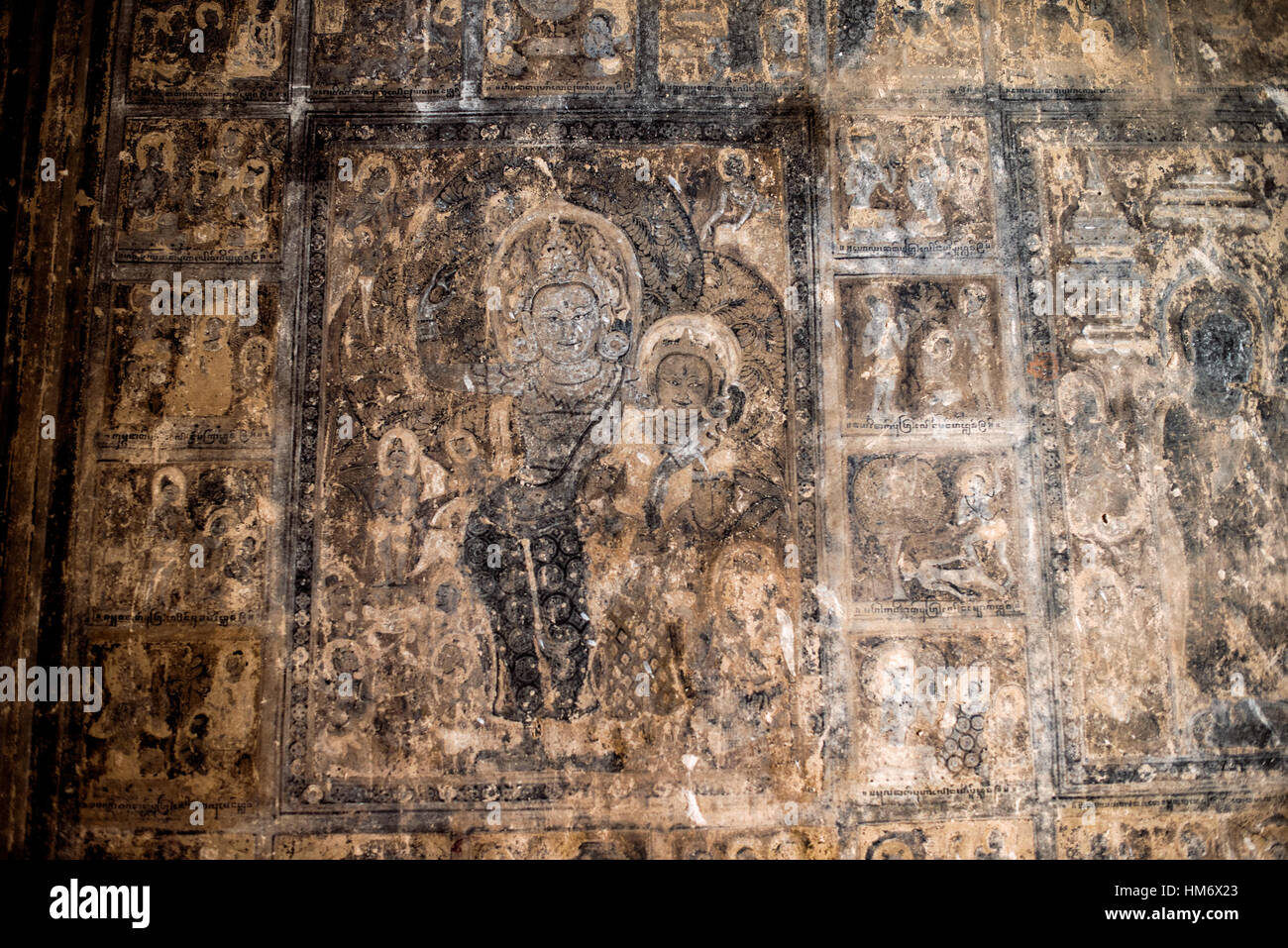 Affreschi del Tempio di Lemyethna Bagan Myanmar // BAGAN, Myanmar — intricati affreschi composti da piccole illustrazioni simili a piastrelle che creano motivi geometrici adornano le pareti interne e i soffitti del Tempio di Lemyethna (noto anche come Pagoda di Lemyethna), un tempio buddista costruito nel 1223 d.C. durante il regno di re Htilominlo. Costruito da Anandathura, un ministro della corte reale, il tempio presenta una base quadrata con elaborate decorazioni in stucco e quattro stanze del santuario che ospitano statue di Buddha rivolte verso le direzioni cardinali. Il programma decorativo del tempio originariamente includeva estesi dipinti murali depic Foto Stock