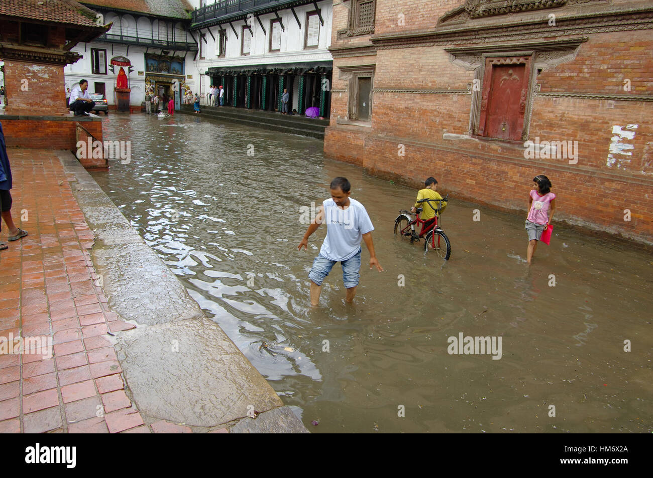 KATHMANDU,NP - circa agosto, 2012 - Kathmandu piazza principale allagato con acqua dopo forti piogge monsoniche. Foto Stock