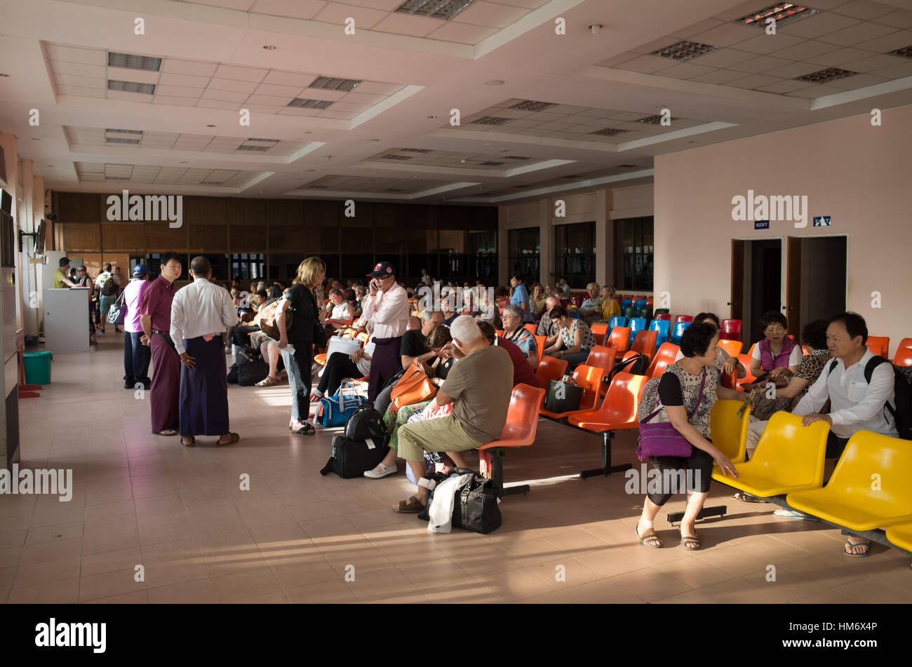 Lounge partenze dell'aeroporto di Nyaung-U Myanmar // NYAUNG-U, Myanmar - la sala partenze dell'aeroporto di Nyaung-U funge da principale punto di accesso per l'aviazione per i viaggiatori che visitano la zona archeologica di Bagan. L'aeroporto fornisce infrastrutture di trasporto essenziali per uno dei siti culturali più significativi del Myanmar. La zona archeologica di Bagan contiene migliaia di antichi templi buddisti, pagode e monasteri risalenti al IX-XIII secolo. Il sito archeologico, situato nella regione di Mandalay nel Myanmar centrale, rappresenta una delle destinazioni turistiche più importanti del paese Foto Stock