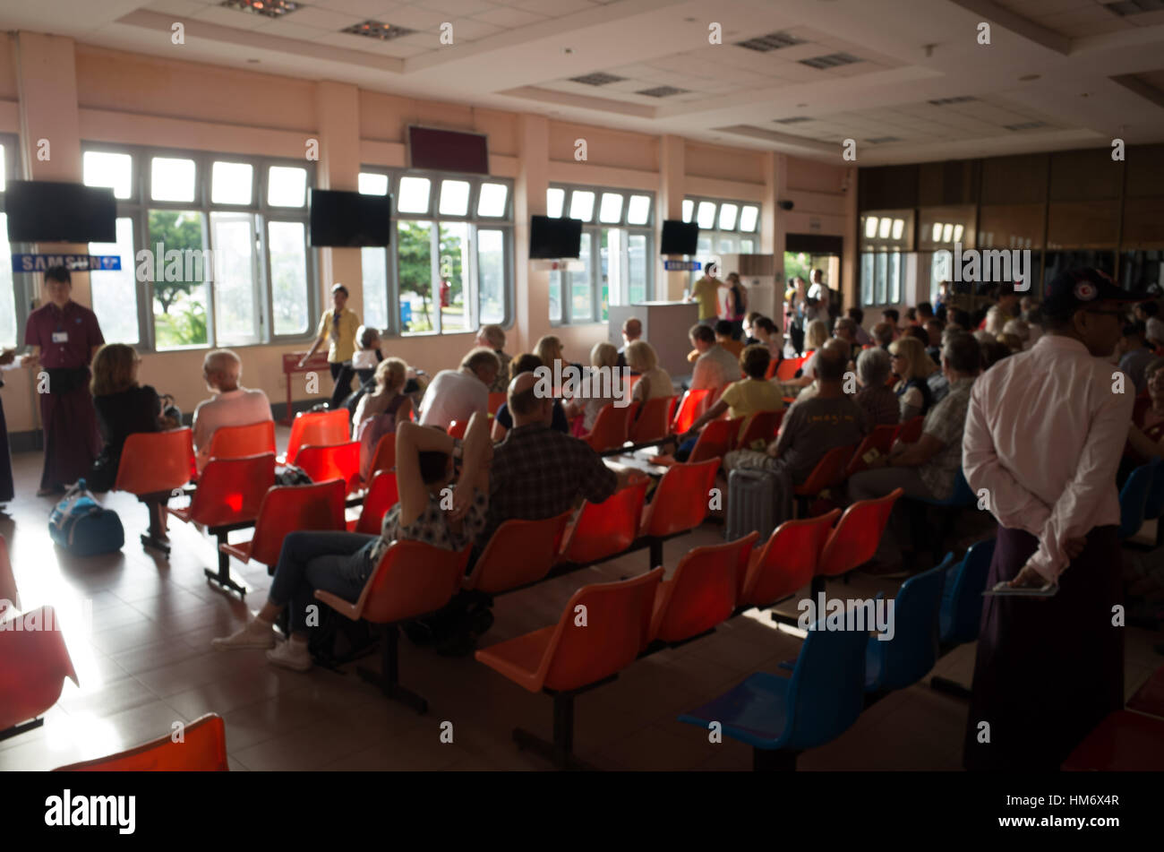 Lounge partenze dell'aeroporto di Nyaung-U Myanmar // NYAUNG-U, Myanmar - la sala partenze dell'aeroporto di Nyaung-U funge da principale punto di accesso per l'aviazione per i viaggiatori che visitano la zona archeologica di Bagan. L'aeroporto fornisce infrastrutture di trasporto essenziali per uno dei siti culturali più significativi del Myanmar. La zona archeologica di Bagan contiene migliaia di antichi templi buddisti, pagode e monasteri risalenti al IX-XIII secolo. Il sito archeologico, situato nella regione di Mandalay nel Myanmar centrale, rappresenta una delle destinazioni turistiche più importanti del paese Foto Stock