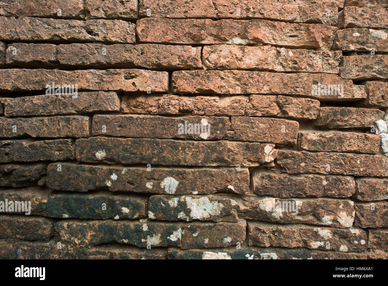 BAGAN, Myanmar - antiche pagode e templi punteggiano il paesaggio di Bagan, Myanmar. Le strutture in mattoni, alcune risalenti all'XI secolo, sorgono in una vasta pianura. Foto Stock