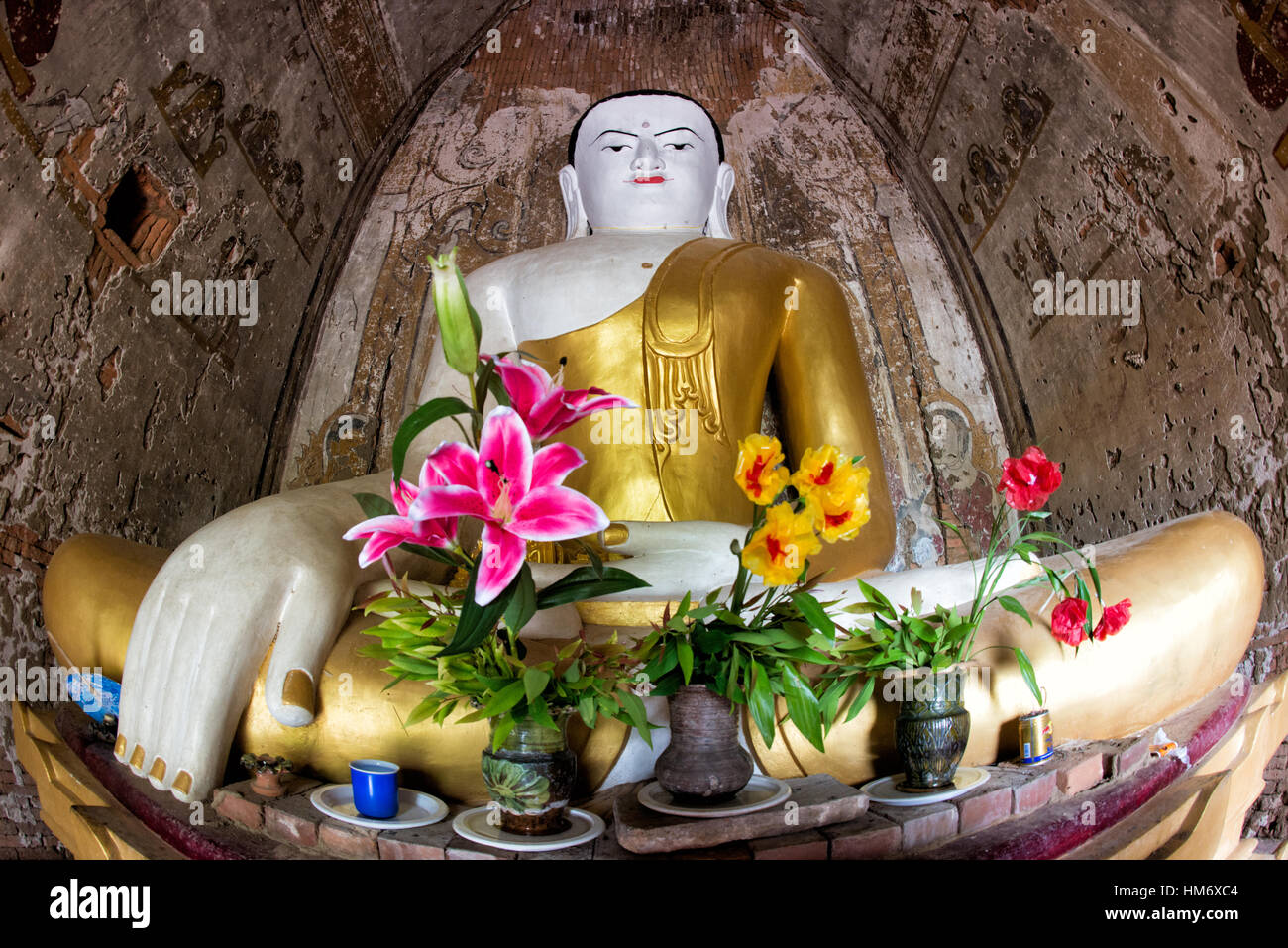 BAGAN, Myanmar - antiche pagode e templi punteggiano il paesaggio di Bagan, Myanmar. Le strutture in mattoni, alcune risalenti all'XI secolo, sorgono in una vasta pianura. Foto Stock