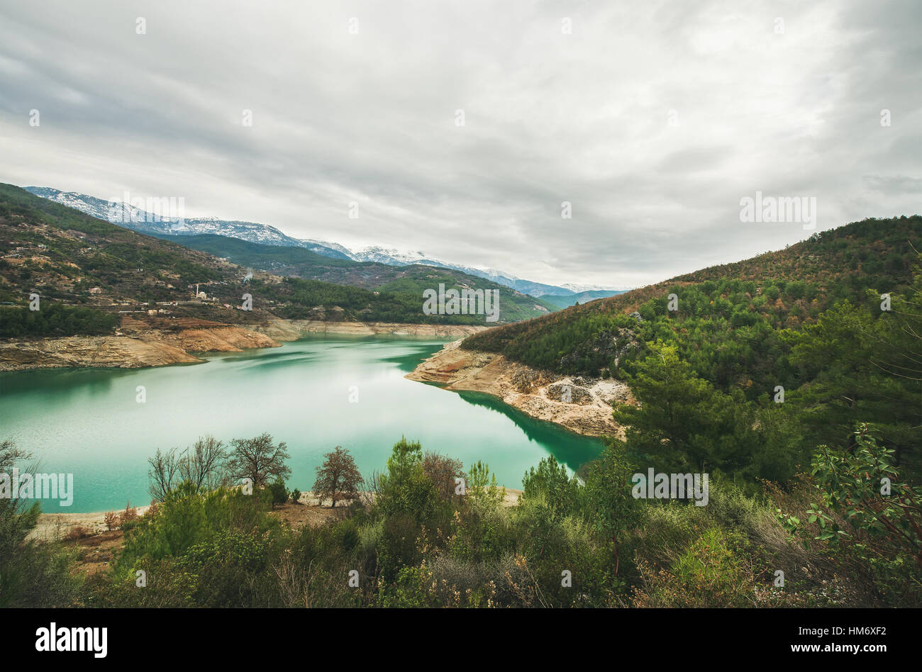 Laghetto di storage su Dim Cay fiume in zona di montagna, Turchia Foto Stock