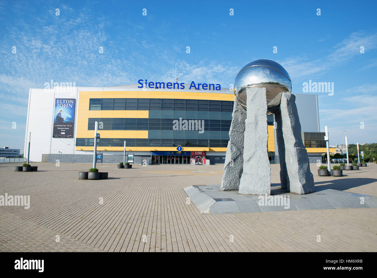 Siemens Arena facciata e il monumento a pallacanestro Lituano Foto Stock