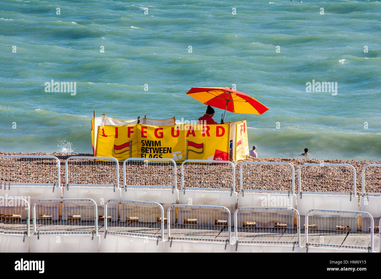 La vita cercando di guardia dopo i nuotatori in Brighton Foto Stock