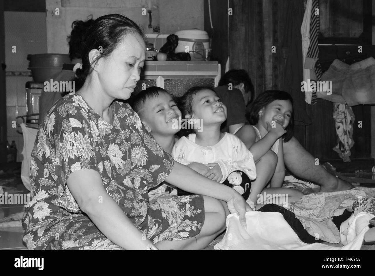 La mamma con i bambini Foto Stock