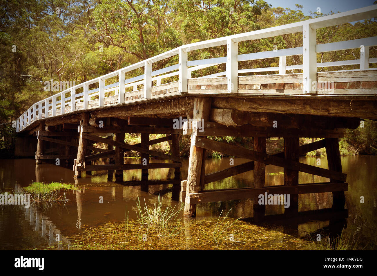 Legno storico Varney ponte che attraversa il fiume di hacking a Audley, Royal National Park, Sydney, Australia. Retrò tonica. Foto Stock