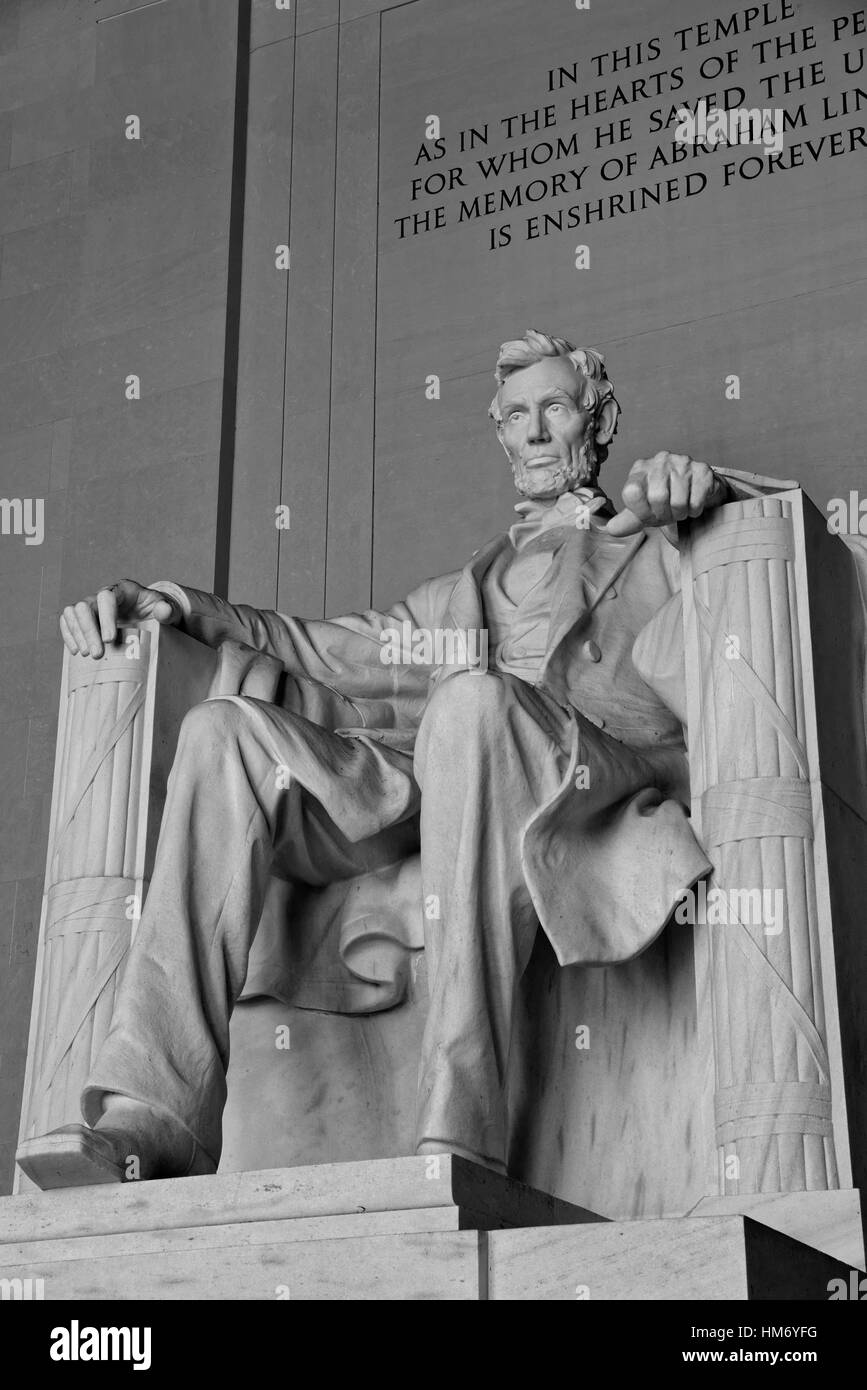 Statua di Abraham Lincoln all'interno del Lincoln Memorial, WASHINGTON, STATI UNITI D'AMERICA Foto Stock