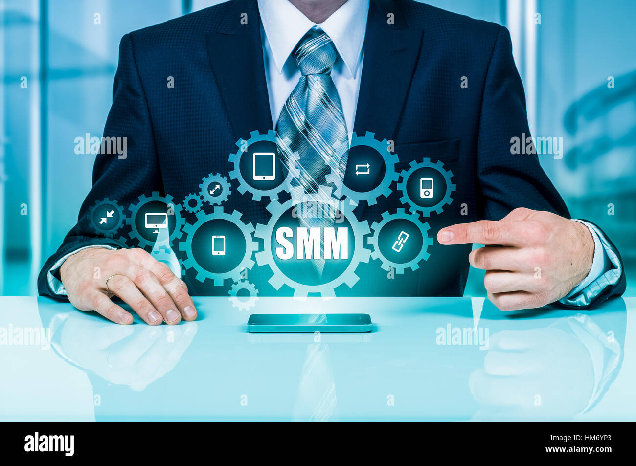 Business, tecnologia Internet e networking concetto. SMM - Social Media Marketing virtuale sul display. Foto Stock
