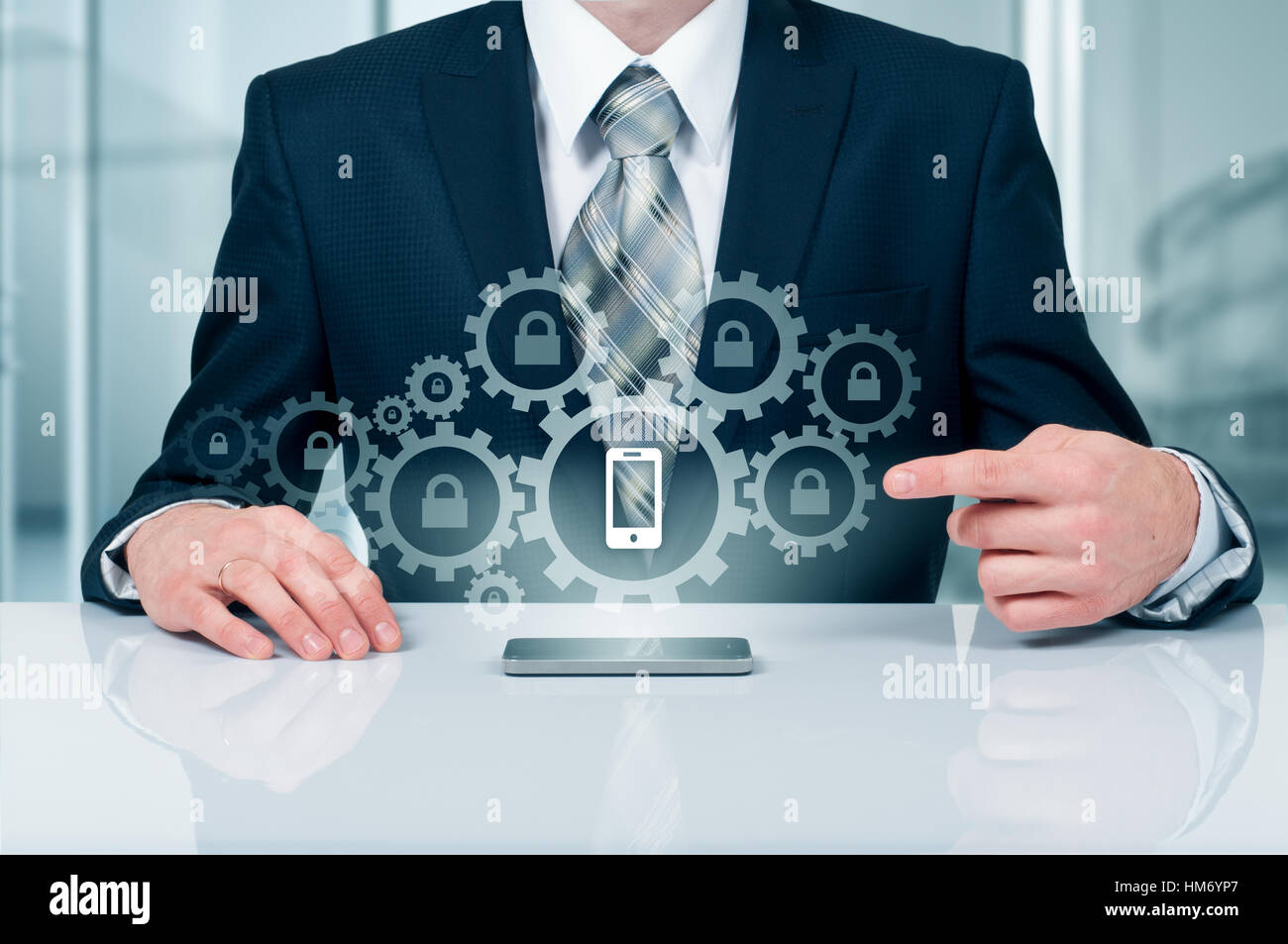 Il concetto di business, uomo d affari con lo smartphone. In tutto il mondo la tecnologia di connessione. La sicurezza mobile. Foto Stock