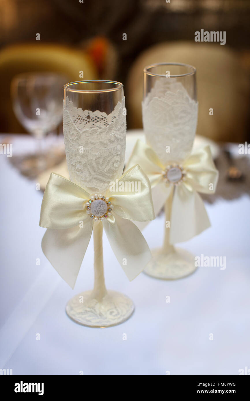 Decorate due bicchieri di champagne per matrimoni Foto Stock