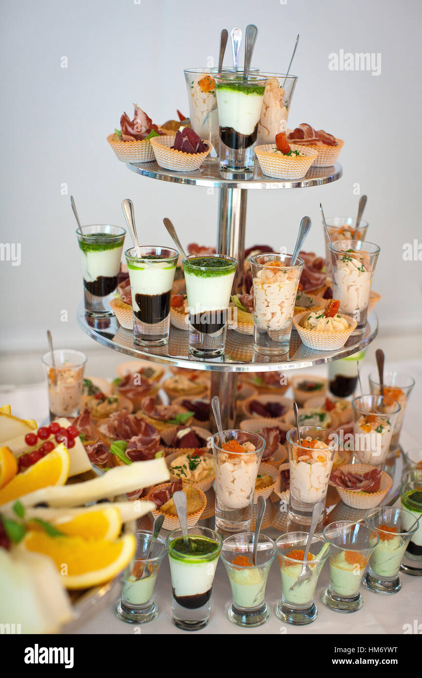 Piramide di diverse insalate in bicchieri Foto Stock