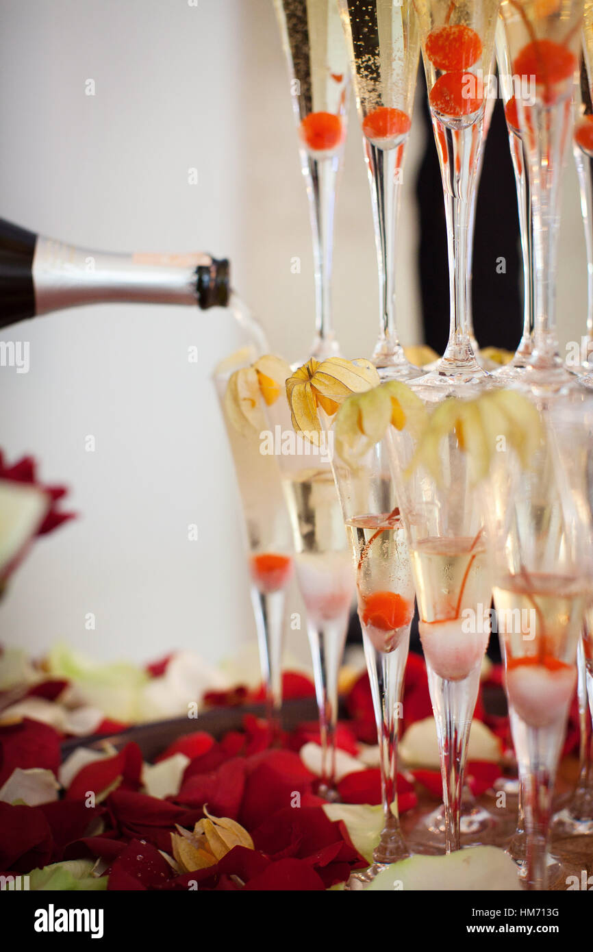 Piramide di bicchieri di champagne con cherry all'interno Foto Stock