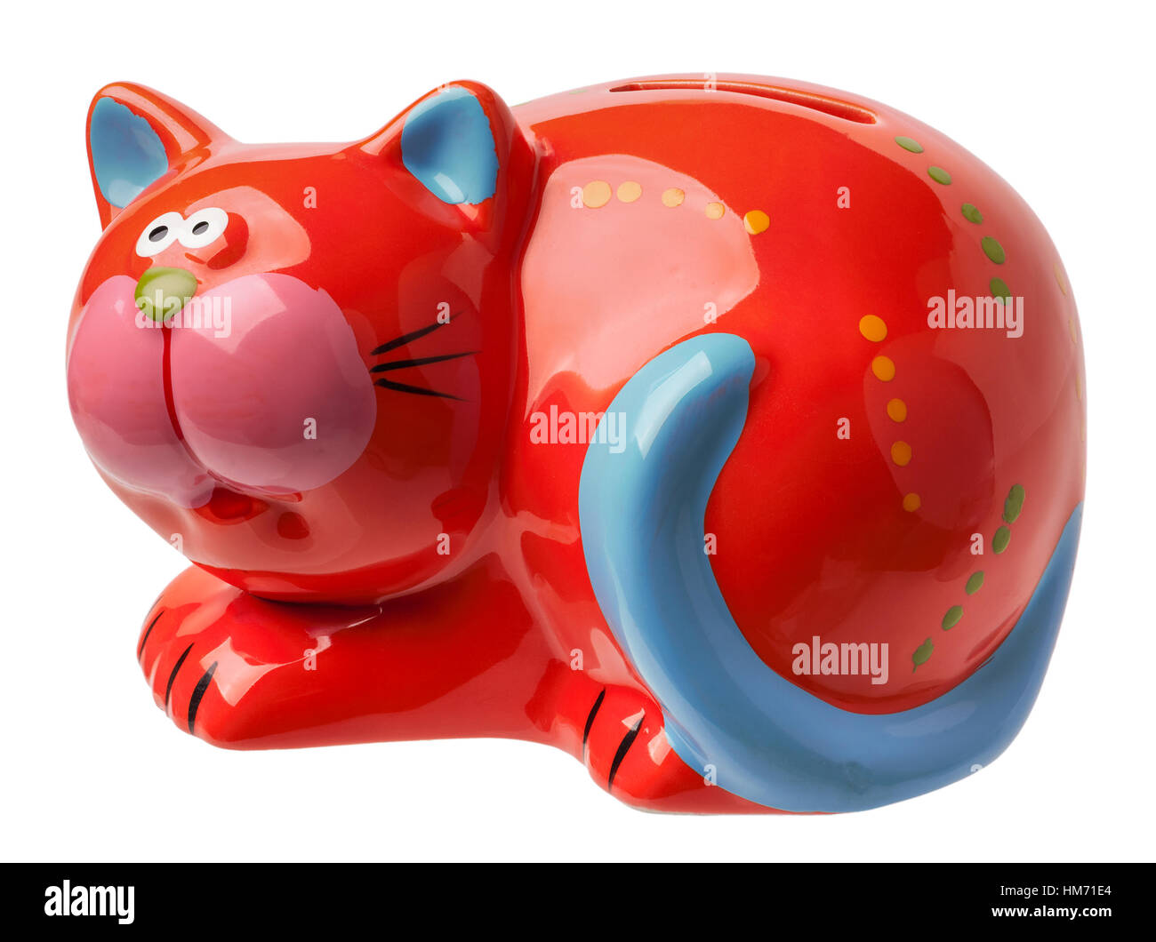Salvadanaio a forma di un gatto rosso con una coda blu è isolato su sfondo bianco Foto Stock