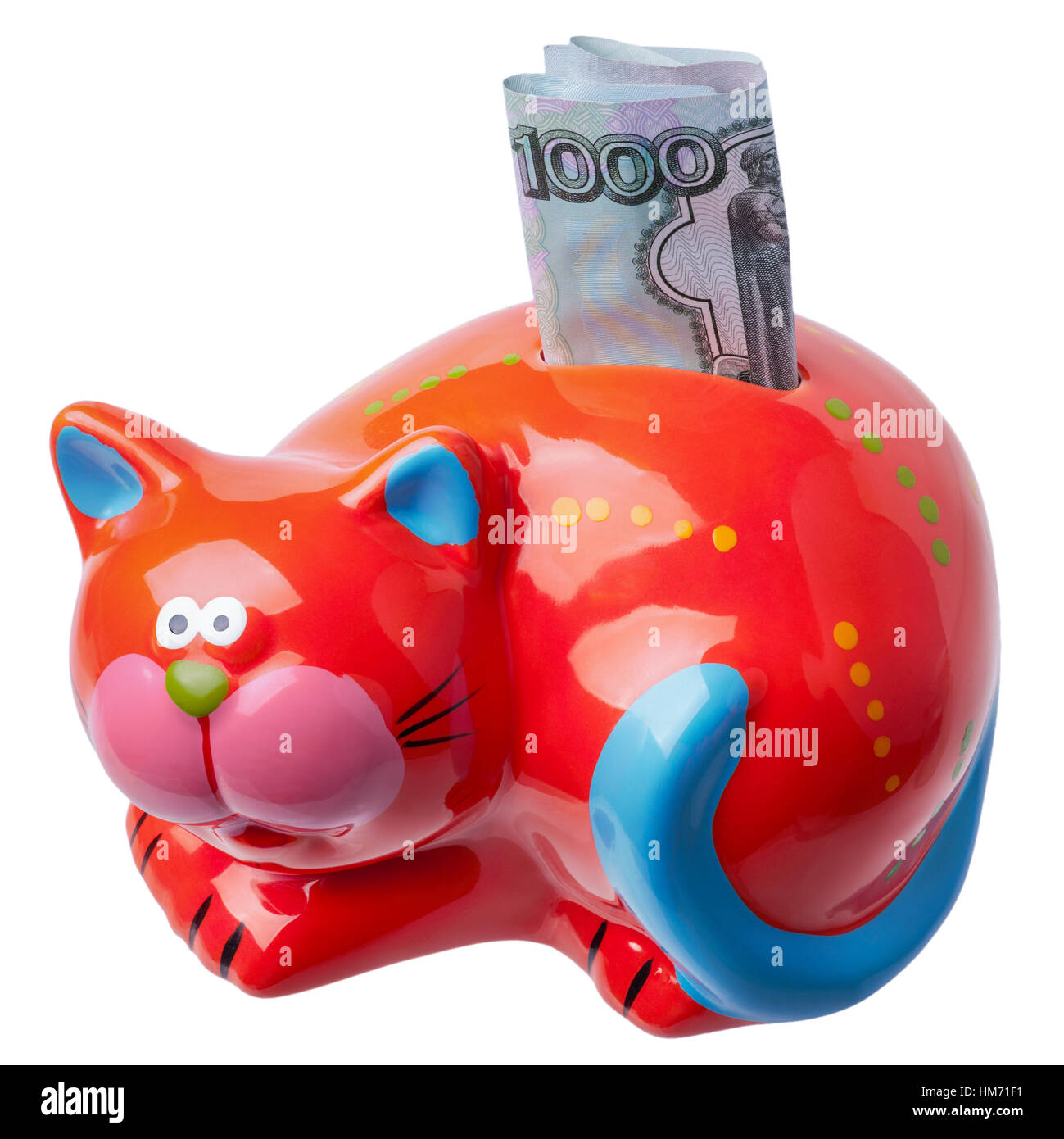Piggybank per le banconote e le monete in euro nella forma di un gatto rosso con una fattura di mille rubli russi Foto Stock