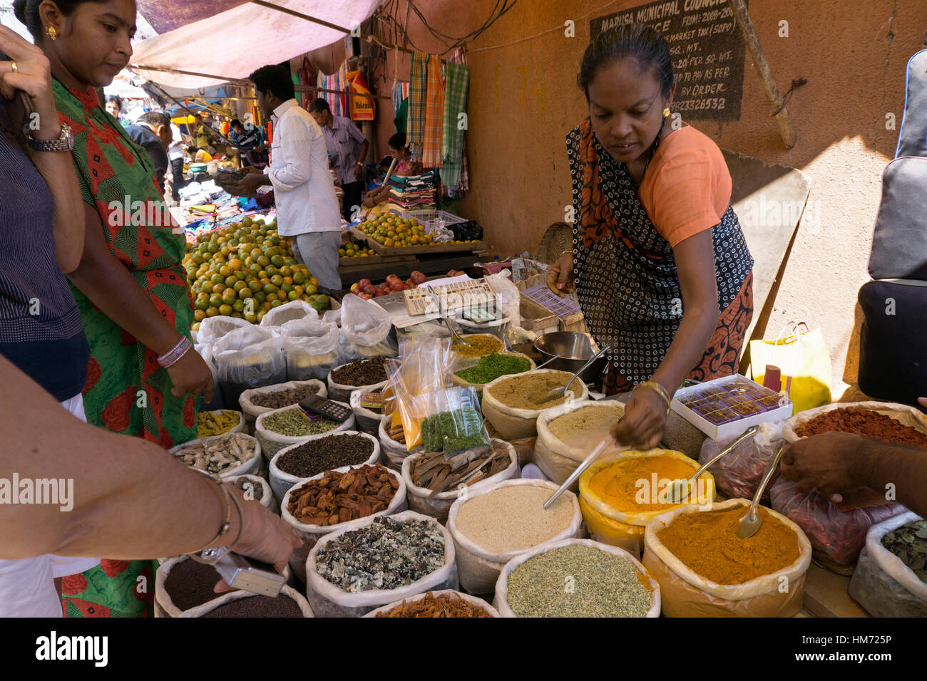 Il mercato delle spezie di stallo proprietario donna mapusa goa Foto Stock