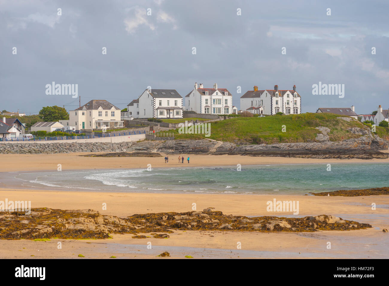 La spiaggia e le case a TREARDDUR BAY sull Isola Santa off l'angolo nord-ovest di Anglesey Foto Stock