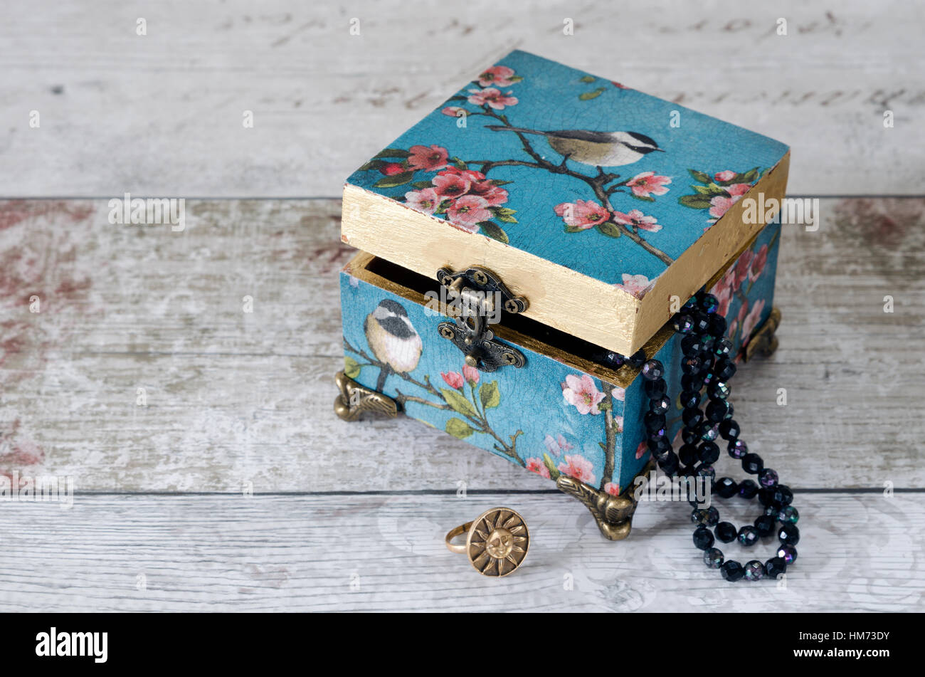 Splendida decoupaged gingillo casella su un sfondo rustico Foto Stock