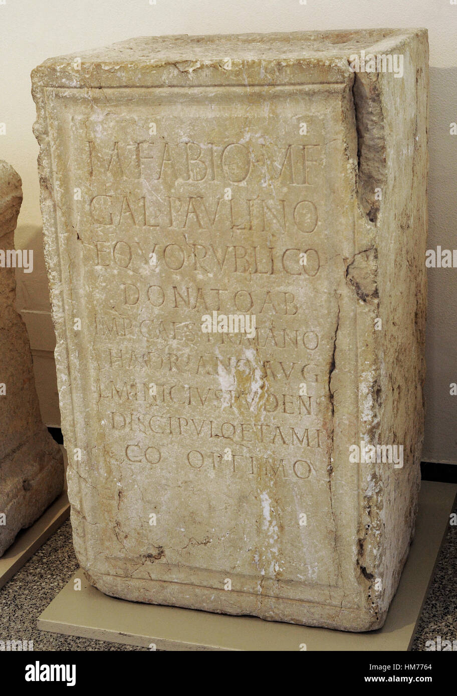 Statua romana piedistallo. Dedicato a Marcus Fabius Paolino. Forum provinciale. 1 ° secolo. Santa Tecla pietra. Dedicato dal suo amico Lucius Minicius Pudens. Museo Archeologico Nazionale di Tarragona. Spagna. Foto Stock