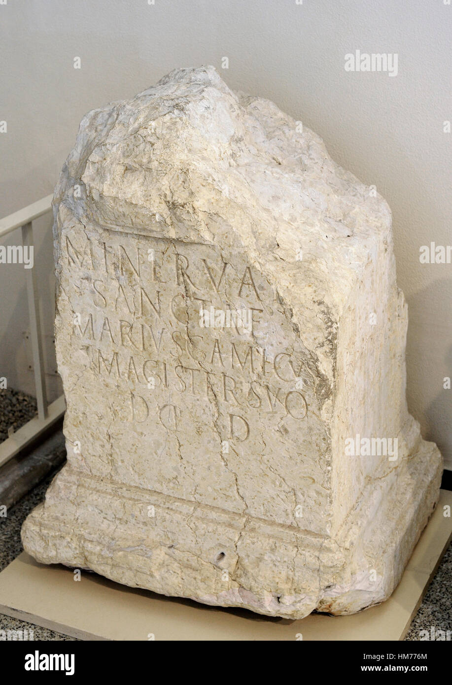 Ara di pietra consacrato alla dea Minerva. Dedicato da Marius Gamicus. Ii secolo D.C. Museo Archeologico Nazionale di Tarragona. Spagna. Foto Stock