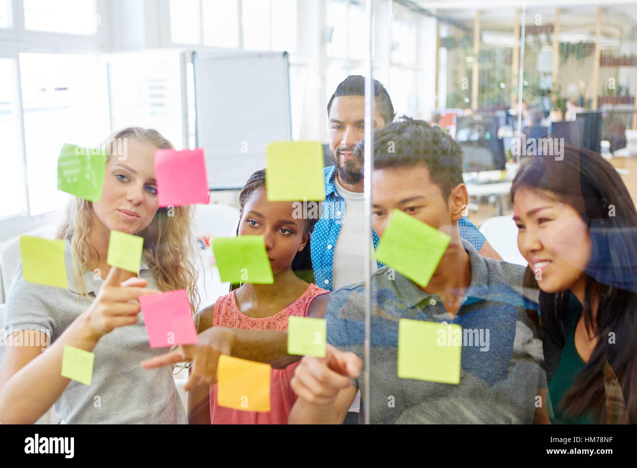 Giovani studenti presso il creative bainstorming seminario per loro start-up Foto Stock