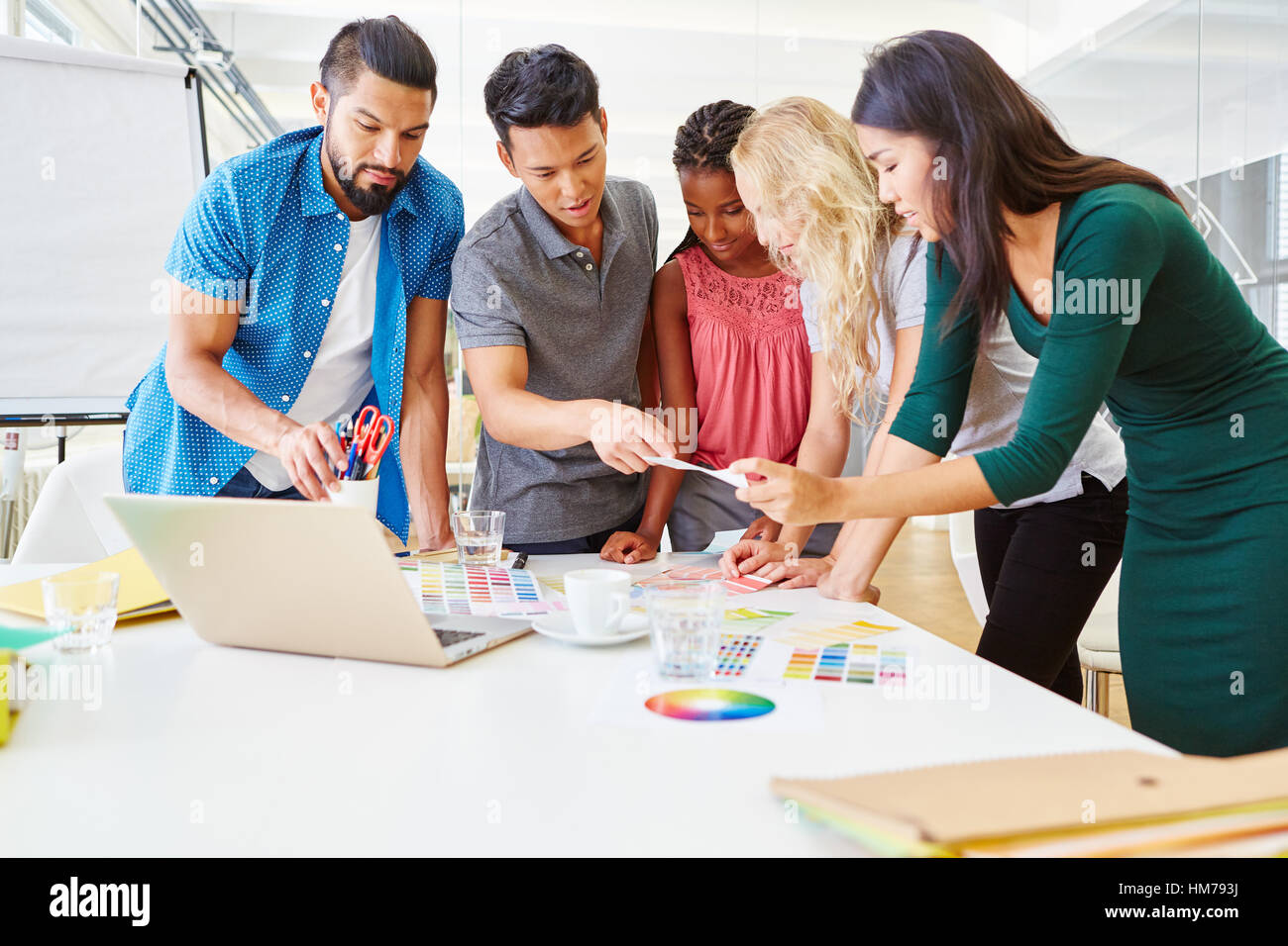 Laboratorio creativo in giovani start-up cooperativa con il team Aziende Foto Stock