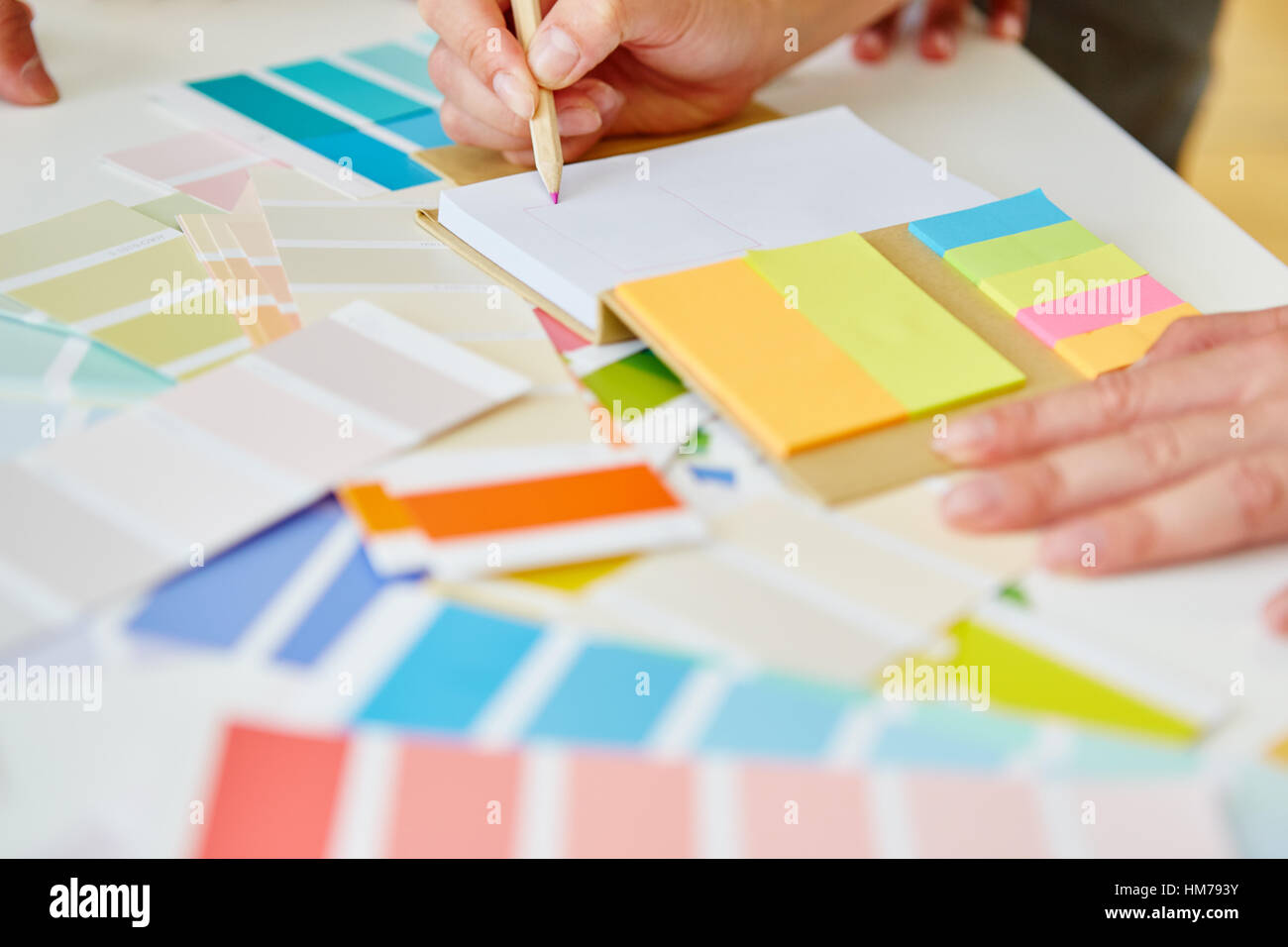 Blocco note colorate per brainstorming in laboratorio creativo Foto Stock