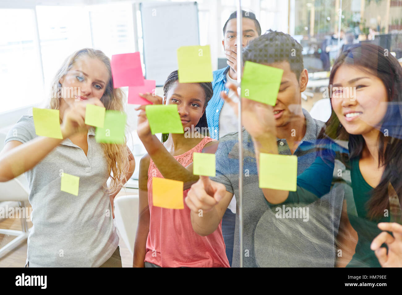 Gli studenti come creativo fondatori il brainstorming in seminario Foto Stock