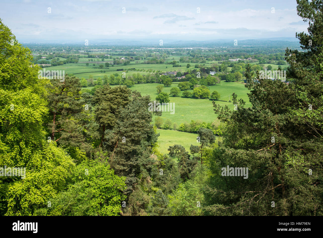 Vista della campagna di Cheshire dal punto tempestoso, Alderley Edge, Inghilterra. Foto Stock