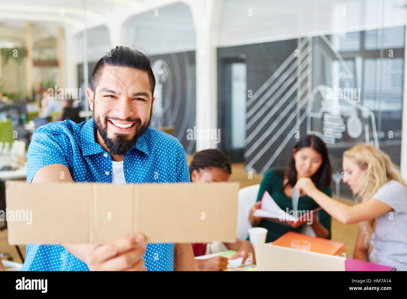 Fondatore uomo tenendo premuto segno di vuoto in laboratorio creativo per gli imprenditori di successo Foto Stock