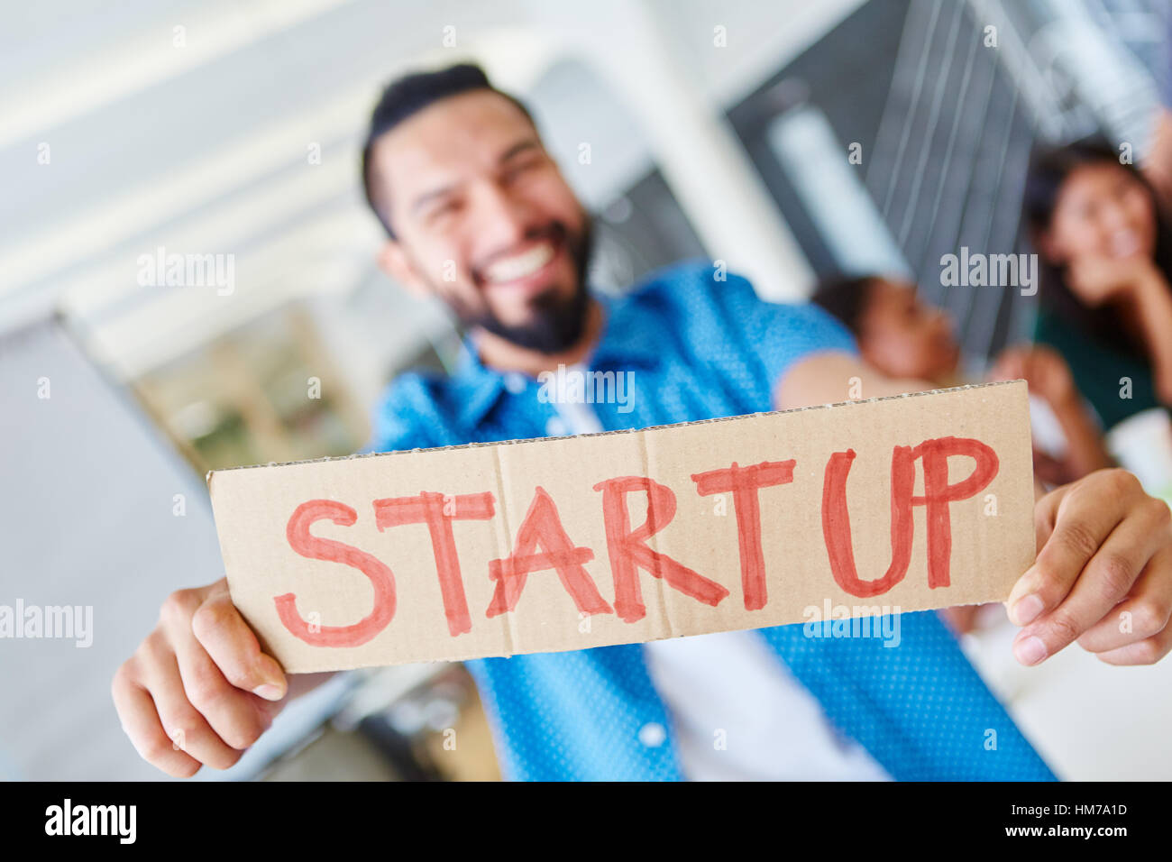 Start-up team in riunione in ufficio in cerca di ispirazione e innovazione Foto Stock