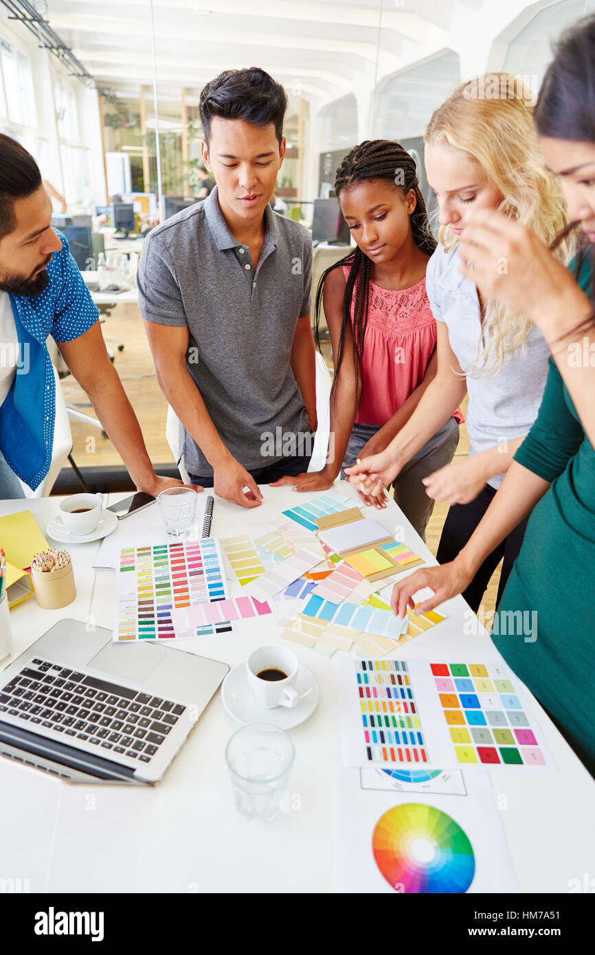 Gruppo di studenti di start-up team nel laboratorio creativo Foto Stock
