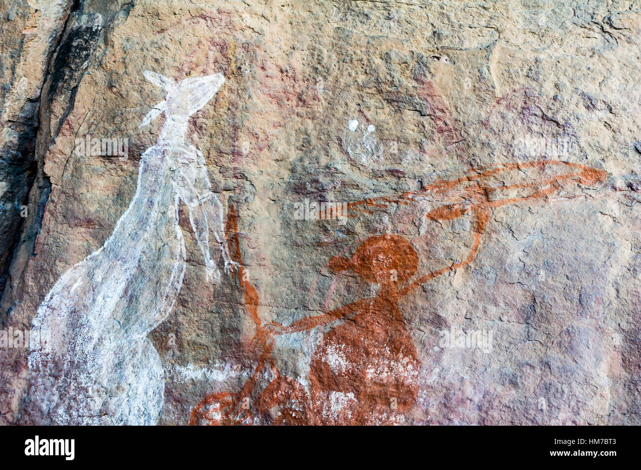 Un aborigeno rock pittura galleria d'arte con un periodo di acqua dolce cacciatore e un canguro. Foto Stock