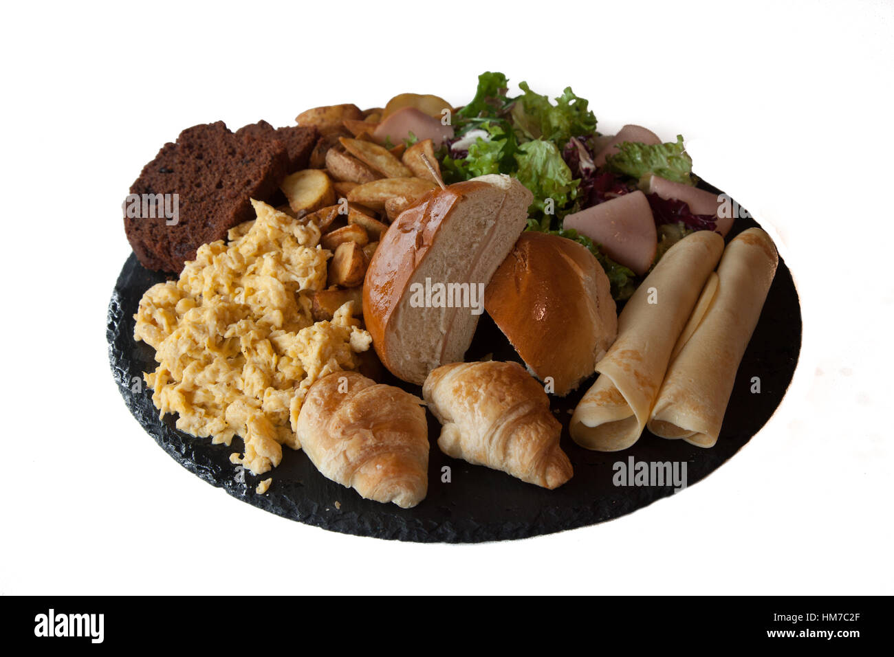 La prima colazione con omelette strapazzate e crepes isolato su bianco Foto Stock