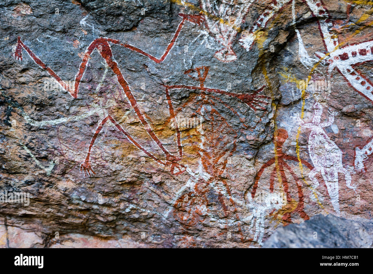 Un aborigeno rock arte pittorica galleria di pendenza con un Mimi gli spiriti, figure danzanti. Foto Stock