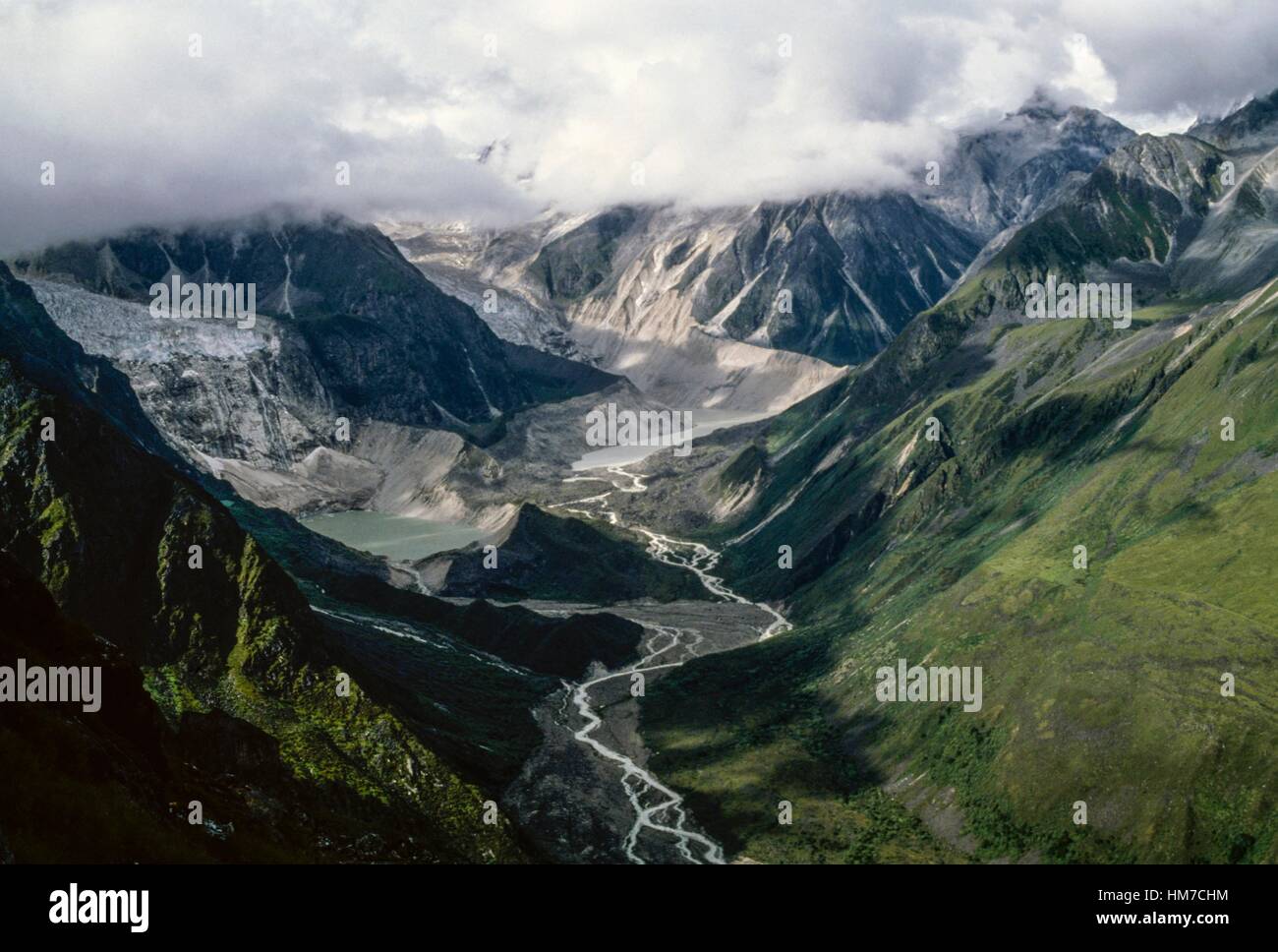 Il Moraine-arginato laghi e torrenti nel ghiaccio, Himalaya, Bhutan. Foto Stock