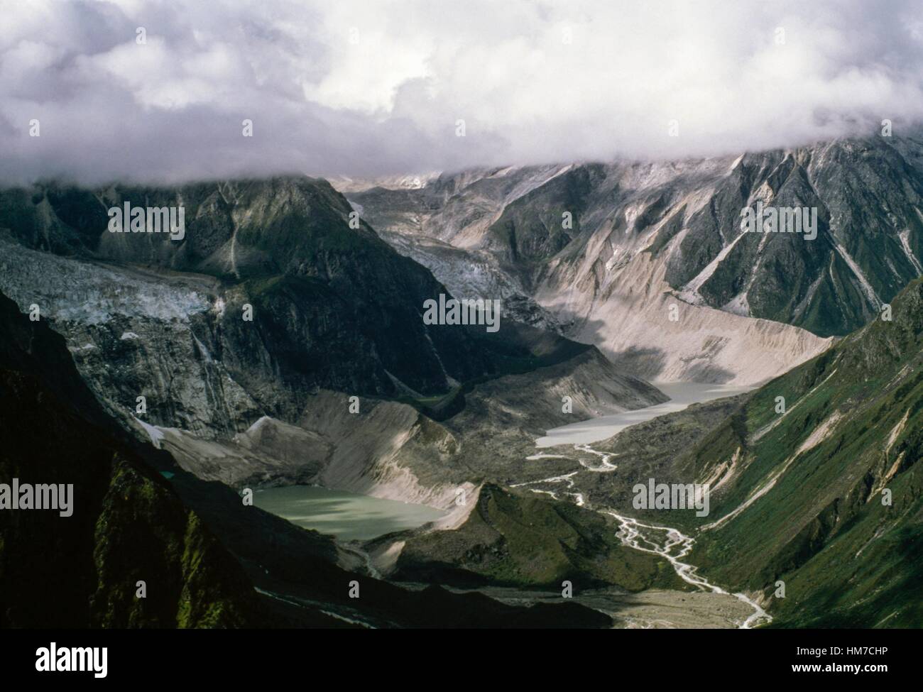 Il Moraine-arginato laghi e torrenti nel ghiaccio, Himalaya, Bhutan. Foto Stock