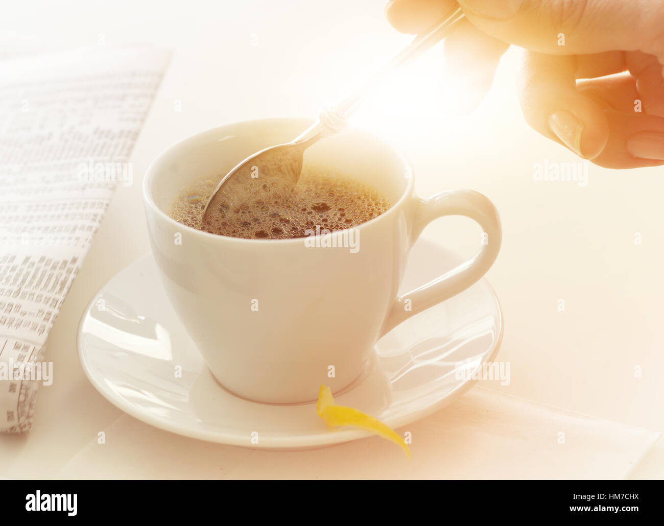 Uomo di caffè di agitazione Foto Stock