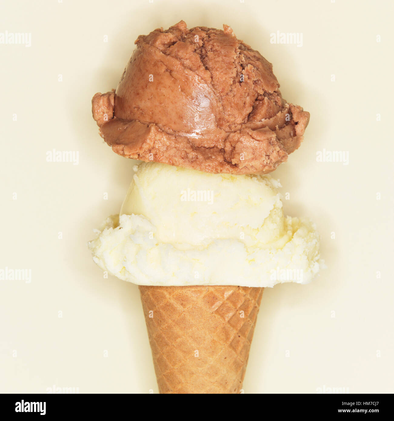 Vaniglia e cioccolato di gelati in cono Foto Stock