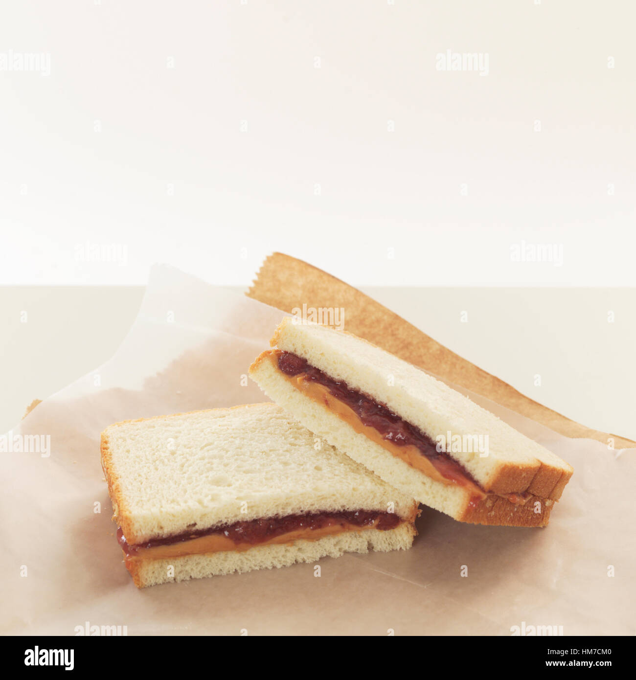 Burro di arachidi e gelatina panini su carta di avvolgimento Foto Stock
