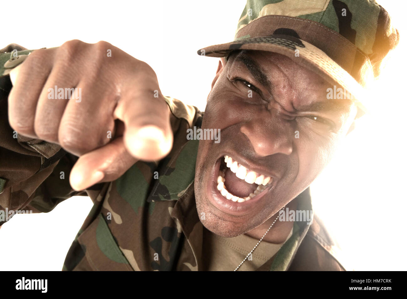 Ritratto di uomo che indossa Abbigliamento camouflage, urlando e rivolto verso la telecamera Foto Stock