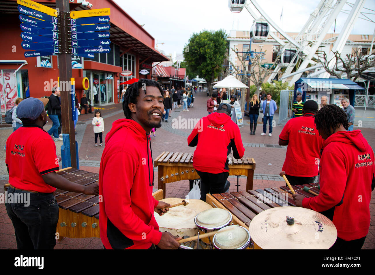 Il sudafricano Ikamua Marimba Band per fare una presentazione in prossimità del Giant Ferris-ruota in il V & A Waterfront, Città del Capo, Sud Africa Foto Stock