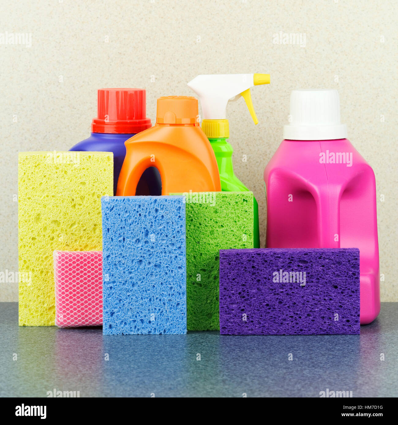 Bottiglie di detergente e spugne Foto Stock
