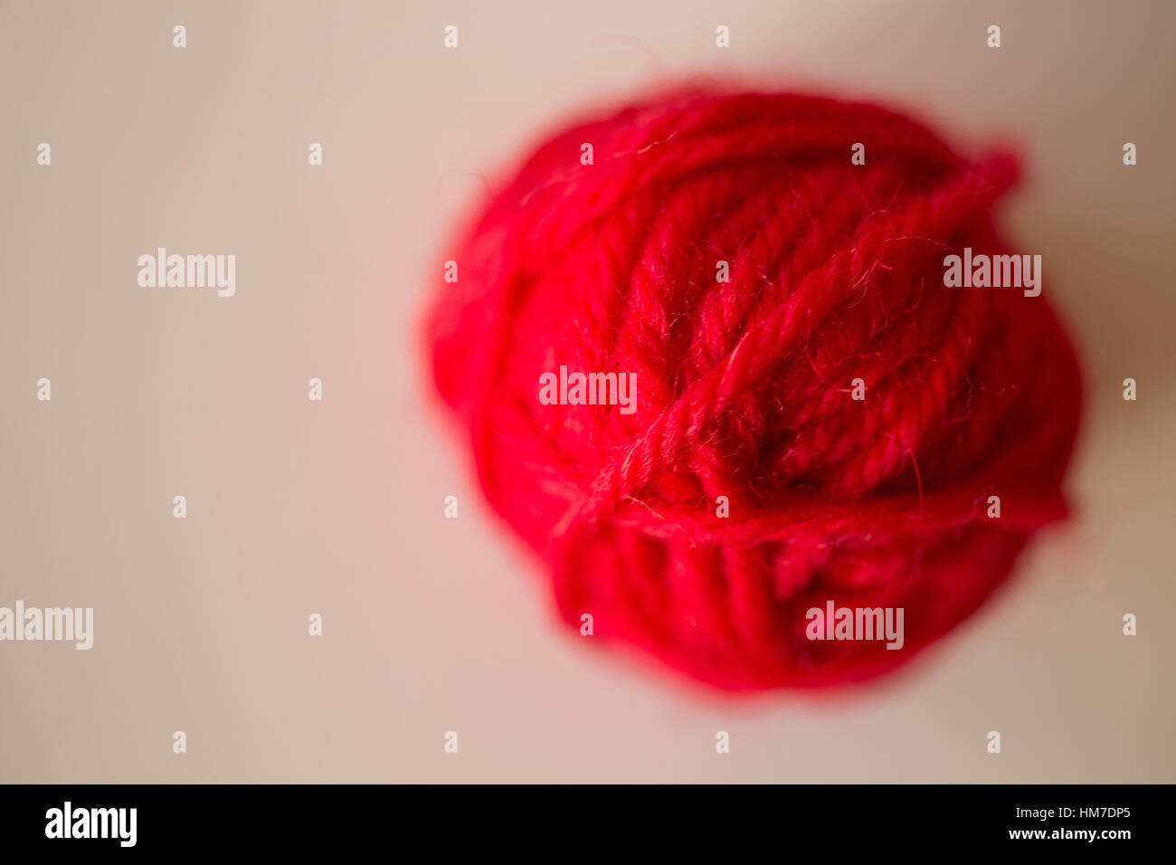 1 gomitolo di lana,l'arte,ball,bobine,classic,clew,closeup,colore,colorata,,concettuale il cotone,craft,creative,tessuto,fashion, fibra,fluffy,a mano,hank,l'hobby,in casa,Casa,knit,aghi da maglia,tempo libero,materiale,ripostiglio,oggetto,pattern,rosso,roll,la cucitura,forma, Foto Stock