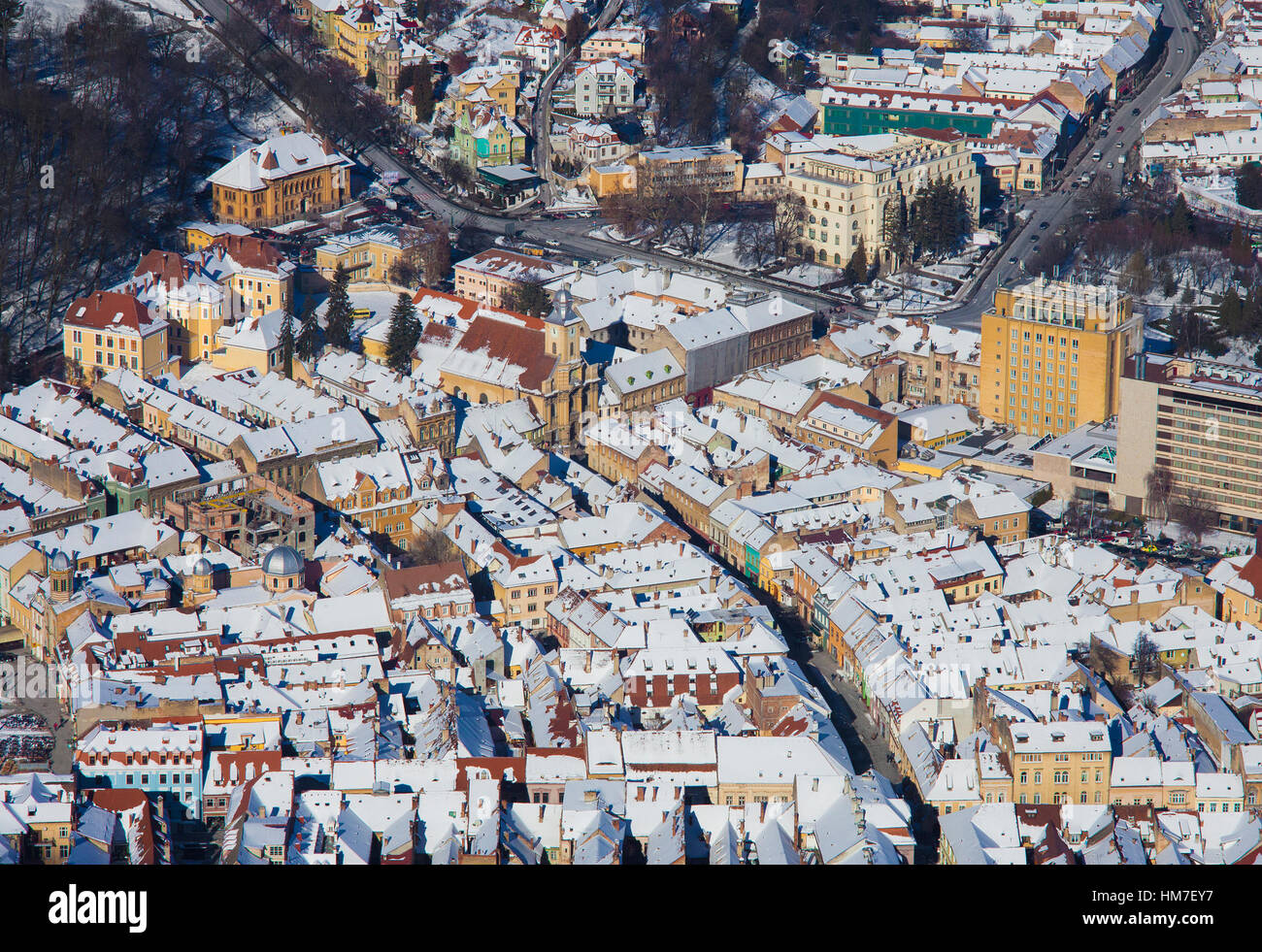 Vista aerea della città in inverno, Brasov Romania Foto Stock